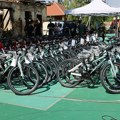 Najboljim učenicima osnovnih i srednjih škola poklonjeno 55 bicikala