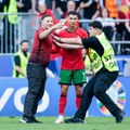 "Ronaldo je imao sreće što nije povređen" Navijači nekoliko puta prekidali meč - po svaku cenu hteli da se slikaju sa cr7