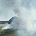 Gori automobil kod Pećinaca, plamen i dim kuljaju na sve strane: Policajci na licu mesta (foto)