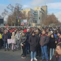 Demonstracije studenata u Novom Sadu: Protestna šetnja pa blokada raskrsnice kod Promenade (FOTO)