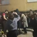 Šest osoba teško povređeno u nasilju blokadera u Nišu: Tukli ih, gađali jajima i kamenicama (video)