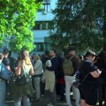 Protest ispred Medicinskog fakulteta u Nišu: Studenti u blokadi se okupili jer se "plaše policije", dekan tvrdi da nema…