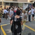 Grupa studenata u blokadi i građana protestuje ispred policijskih stanica u Beogradu