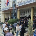 Sukob građana i policije ispred zgrade Državnog univerziteta u Novom Pazaru