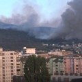 Izbio veliki požar u Južnoj Mitrovici: Vatra stigla do obližnjih kuća, kulja gust crni dim (video)