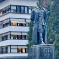 Одрубљена глава на споменику Јосипу Брозу Титу у Велењу