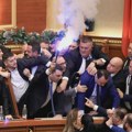 Dimne bombe i sukobi u albanskom parlamentu, opozicija blokirala sednicu VIDEO