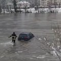(Video) Vatrogasac iz BiH izvezao potopljeni auto iz nabujale reke! Region ne može da veruje šta vidi, mreže gore "Kakav…