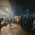 Пиротехника и јурњава с полицијом код Ушћа, приведен младић - протести и у другим градовима, и Зајечару
