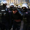 Napeto ispred Rektorata: Sukob policije i okupljenih, priveden mladić