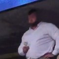 Jokićev brat šokirao navijače! Elegantno obučeni gorostas ustao i umalo probio plafon! Svi se pitaju šta je to što ima u ruci!…