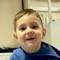 (Video) Šištanje na trgu za malog Balšu: Vozačima oldtajmera i trkačkih automobila, pridružili se i berberi: Svaka sekunda je…