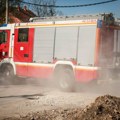 Požar kod Ranžirne stanice Makiš u Beogradu: Gore pružni pragovi i trava, vatrogasci na terenu