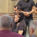 Obezbeđenje čuva Malu Canu na sahrani Andrije Bajića: Unuci na čelu kolone, ćerke stale iza pevačice