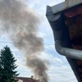 Veliki požar u Žabarima: Gori porodična kuća, vatrogasci na terenu
