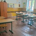 Vredna donacija za škole u Ivanjici – stiglo više od 400 klupa i stolica