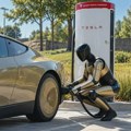 Tesla Optimus dobio novi posao: puniće Cybercab robotaksi vozila