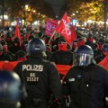 Žestoki sukobi na protestima širom Nemačke: Gorele barikade, policija upotrebila biber sprej, ima povređenih