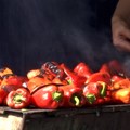 Opijajući miris pečenih paprika razleže se prestonicom ajvara