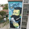 Drži novine i gleda u budućnost Mural Miletiću osvanuo u gradu, inicijativu podnelo Udruženje građana “Sajmište”…