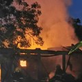 Vatra guta kuću u Užicu: Veliki požar u naselju Terazije, vatrogasci u borbi sa plamenom visokim nekoliko metara