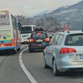Srbi peške idu na glasanje ka centralnoj Srbiji! Na Jarinju kolona duga dva kilometra (foto, video)