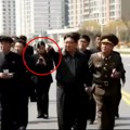 Da li je ovo ljubavnica Kim Džong una? Pop zvezda snimljena pored njega, kruže glasine da mu je rodila dete (foto, video)
