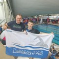 Mladom plivaču iz Leskovca Nikoli Saviću medalju uručio Milorad Čavić