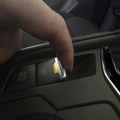 Kako funkcioniše električna ručna i šta će se desiti ako je aktivirate tokom vožnje?