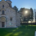 Najlepši prizori iz dvorišta Manastira Visoki Dečani: Stotine građana obišlo svetinju, a među njima i oni