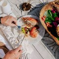 (Foto) ovakav "paradajz turizam" još niste videli Čitava gozba u raskošnoj kutiji komentari usijali društvene mreže