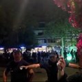 Napeto u Bačkoj Palanci i Vrbasu: Demonstranti gađali okupljene ispred prostorija SNS-a (FOTO/VIDEO)