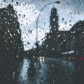 Време сутра: Облачно и кишовито, током дана захлађење