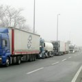 Teretnjaci se na Batrovcima zadržavaju 6 sati, na Sremskoj Rači 2 sata