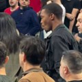 Poseban gost na utakmici Zvezde protiv Pešićevog Bajerna, bivša NBA zvezda sa devojkom gleda crveno-bele