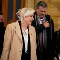 "Učenica" Marin le Pen pobedila na izborima za gradonačelnika, pa odmah skinula zastavu EU: Snimak zapalio mreže (video)