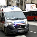 Saobraćajna nezgoda u Velikom Mokrom Lugu: Vozilo udarilo pešaka i parkirane automobile