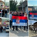 Veličanstven prizor, svi kao jedan s trobojkama na glasanje! Prelepe slike iz Kosovskog Pomoravlja: Srbi složno, sa srpskim…