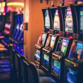 Pobesneo pa razbio slot aparat i ukrao sav novac: Uhapšen muškarav iz Zaječara, kamere ga snimile kako krade!