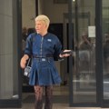 Uroša Stanića izbacili iz suda zbog minića i mrežastih čarapa: Besneo ispred zgrade, pa tražio mušku odeću (foto)