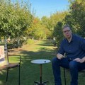 Čudni momenti izborne kampanje: Karić liže sladoled, Vučić priča sa kamenom