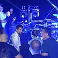 (Video): "Pa nismo na Vimbldonu da prekinemo": Pevač se obratio Đokoviću nakon koncerta u Herceg Novom, teniser se sa…