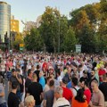 VIDEO, FOTO Završen 15. protest "Srbija protiv nasilja": Šetnja od Skupštine do Vlade i zvižduci