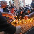 FOTO: Građani u Zvečanu pale sveće uz fotografije Srba za koje se veruje da su poginuli u Banjskoj