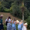 Provod za pamćenje Deveruša na venčanju svoje prijateljice pokušala da hoda nizbrdo na štiklama Precenila svoje…