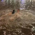 Devojke u Beogradu se kupale u bujici! Nevreme izazvalo poplave, one skočile u vodu na Autokomandi i šokirale