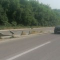 Strašna nezgoda na putu iz Obrenovca ka Beogradu: Kamiondžiji pukla guma, izgubio kontrolu, nastao haos