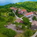 Bazen, dvorište i pola sata od plaže: Oglas za kuću izazvao pažnju, a godina kada je sagrađena će vas šokirati (foto)