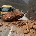 Stena pala na automobil i ubila ženu! Stravična nesreća na putu Foča-Sarajevo