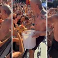 Pljunuo u palačinku, pa dao momku iz publike da pojede Desingerica zgrozio javnost novim potezom: "Ovo je baš gadno"